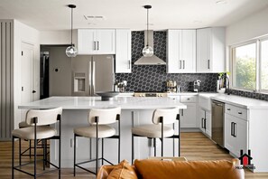 Een koelkast, een microgolfoven, een oven, een kookplaat