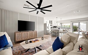 Smart-tv, een open haard, een kantoor en een printer