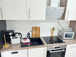 Kjøleskap, mikrobølgeovn, ovn og kokeplater