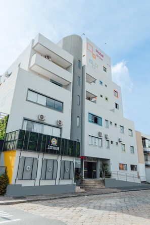A multi-story hotel with balconies, air conditioning units, and a sign for the Blu Terrace Hotel. - Blu Terrace Hotel (Blumenau)