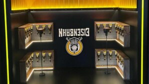 A room with a wooden ceiling and walls, labeled "Eisenbahn Unfiltered." - Blu Terrace Hotel (Blumenau)