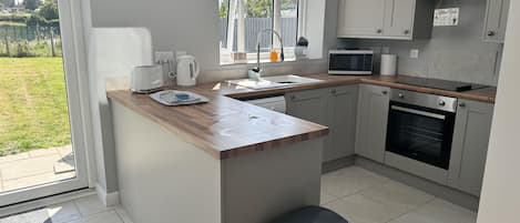 Maison | Cuisine privée | Réfrigérateur, four à micro-ondes, un four, surface de cuisson