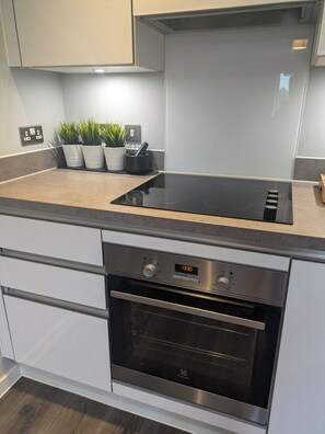 Fridge, microwave, oven, stovetop - 3 bedroom penthouse apartment in Central Maidenhead (Maidenhead)