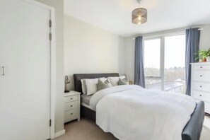 3 bedrooms, desk, iron/ironing board, travel cot - 3 bedroom penthouse apartment in Central Maidenhead (Maidenhead)