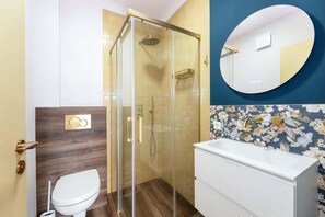Dusche, Haartrockner, Handtücher, Shampoo