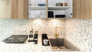 Une cuisine dotée d’un plan de travail en granit, d’un évier en acier inoxydable et de meubles en bois.
