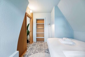 Työpöytä, silitysrauta/-lauta, Wi-Fi, vuodevaatteet