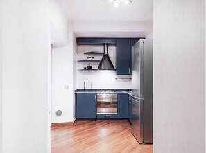 Frigorífico, horno, placa de cocina y lavavajillas