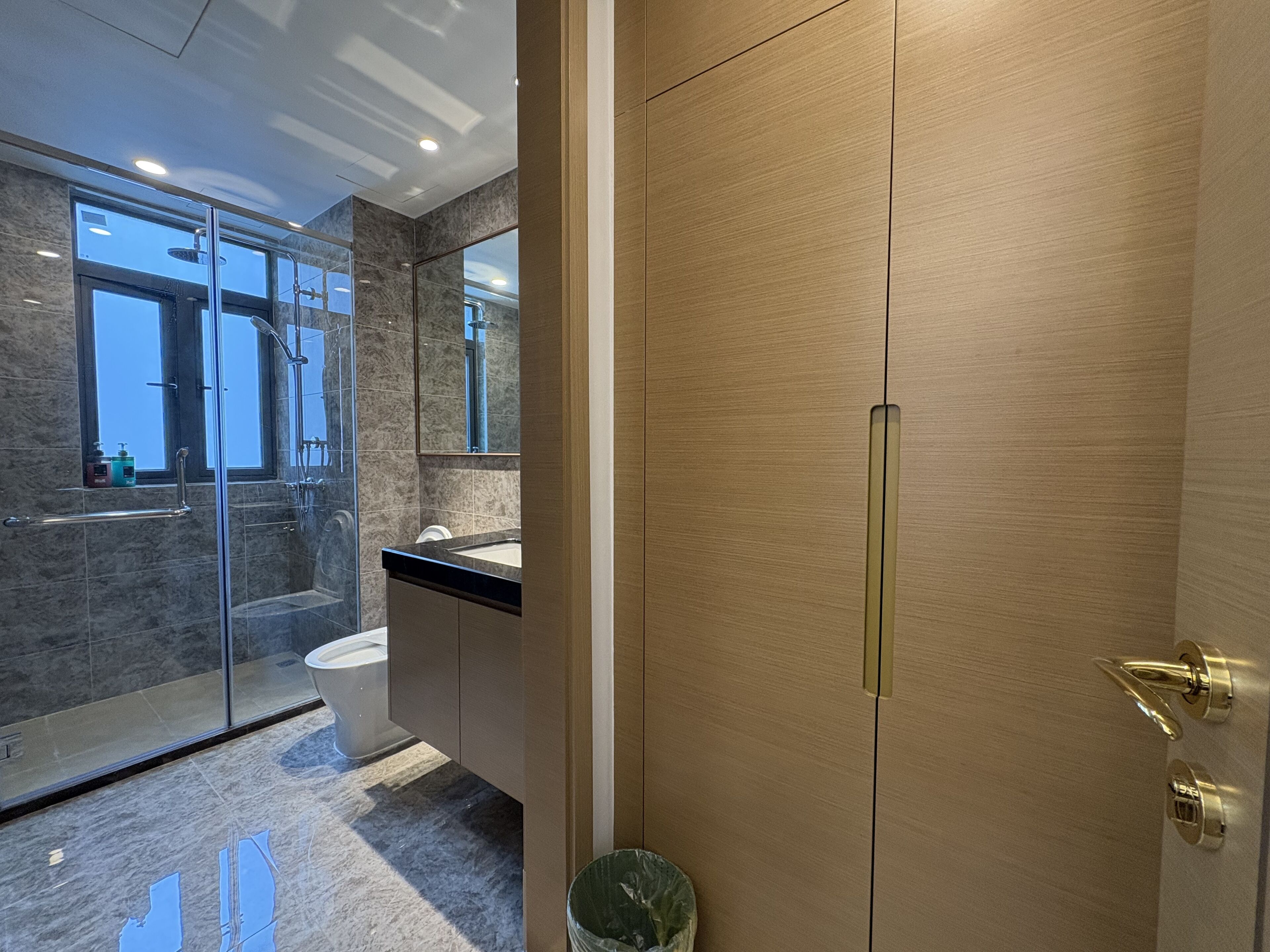Comfort Studio, Non Smoking | Bathroom | Shower, hair dryer, towels, shampoo