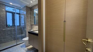 Comfort Studio, Non Smoking | Bathroom | Shower, hair dryer, towels, shampoo