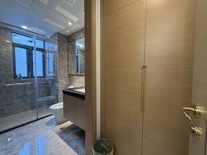 Estudio Confort, para no fumadores | Baño | Regadera, secadora de cabello, toallas, shampoo