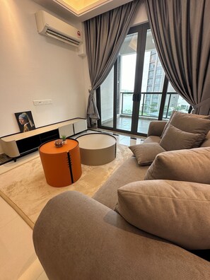 Apartemen Mewah, balkon, pemandangan kebun | Area keluarga | Smart TV 50-inci dengan saluran TV digital