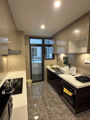 Appartement Luxe, balcon, vue jardin | Cuisine privée | Réfrigérateur, four, batterie de cuisine, vaisselle et ustensiles