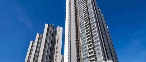 Luxury-Apartment, Balkon, Gartenblick | Wohnbereich