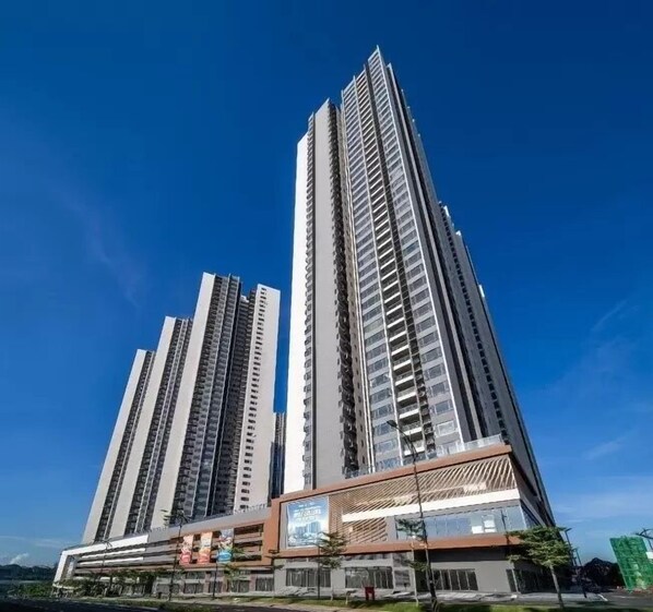 Luxury Apartment, Balcony, Garden View | Living area | 50-inch Smart TV with digital channels - R&F Seine Region (Johor Bahru)