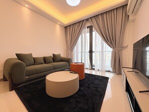 Appartement Exclusif | Coin séjour | TV connectée de 50 pouces avec chaînes numériques