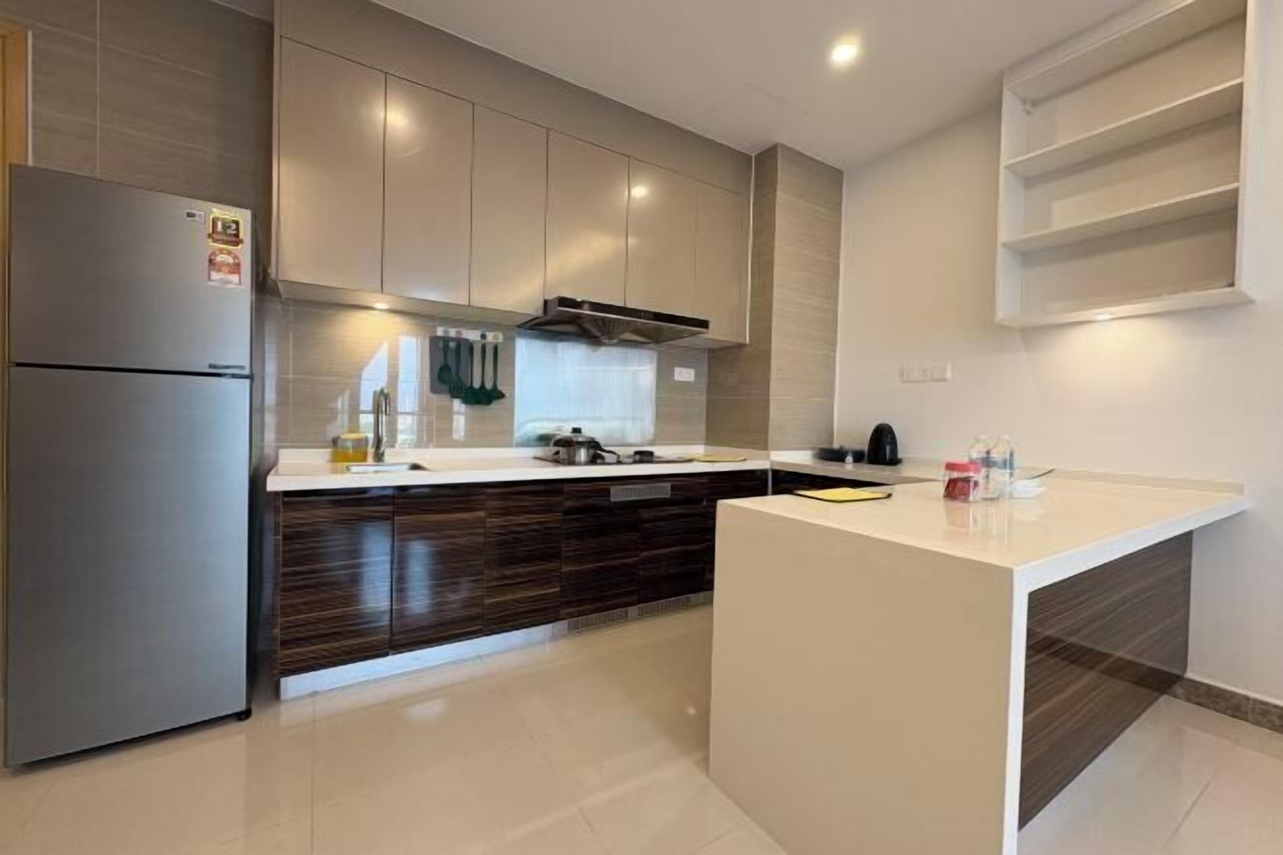 Eigene Küche | Kühlschrank, Ofen, Kochgeschirr/Geschirr/Besteck