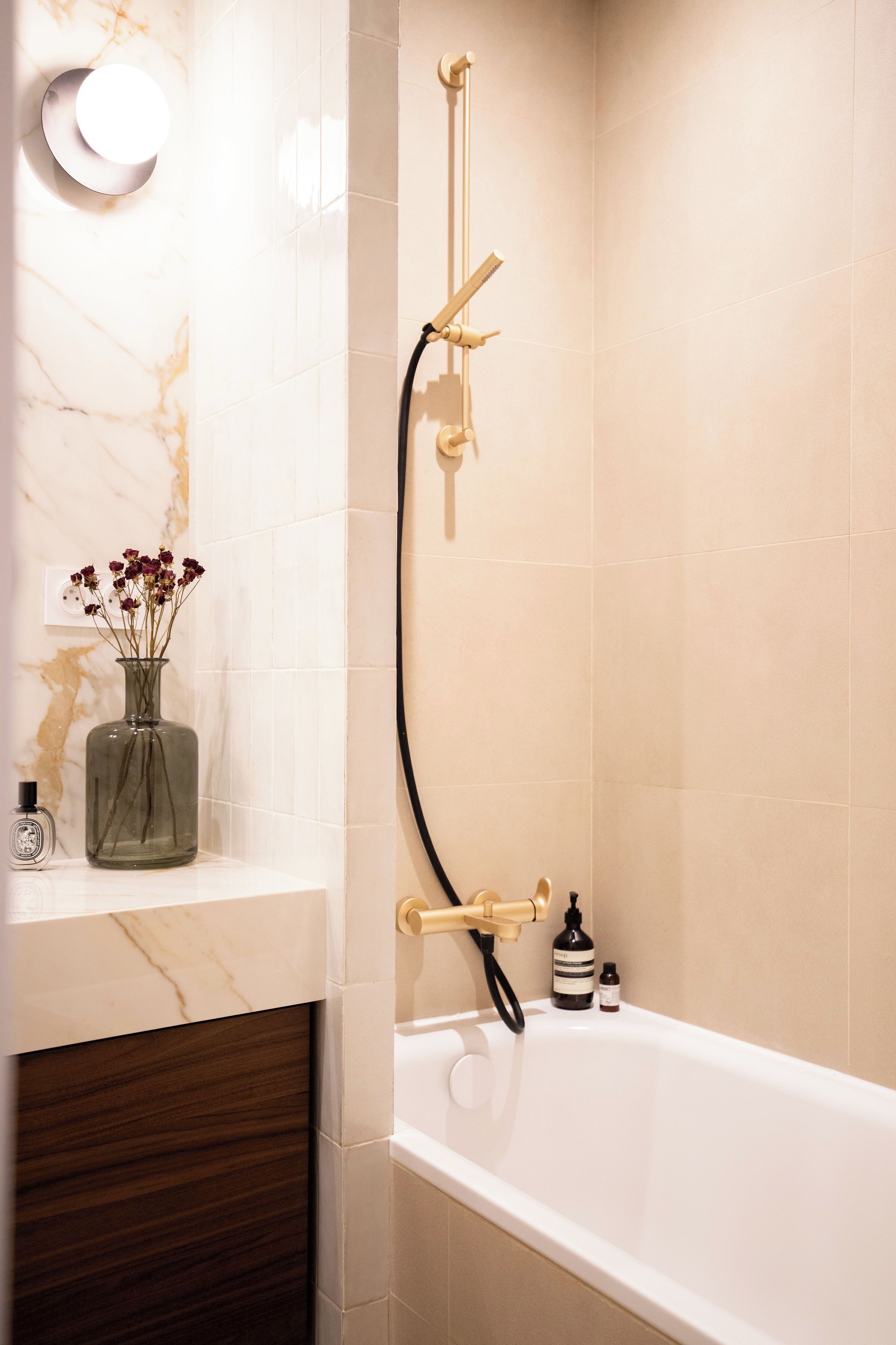 Amenidades de baño ecológicas, secadora de cabello, toallas, jabón 
