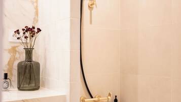 Amenidades de baño ecológicas, secadora de cabello, toallas, jabón