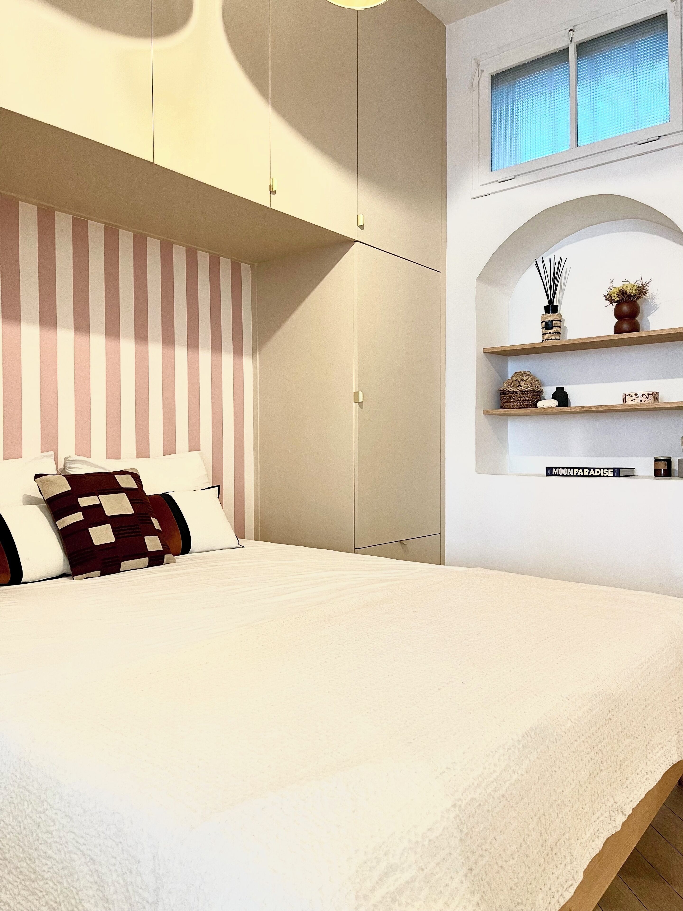 2 habitaciones, tabla de planchar con plancha y cuna de viaje 