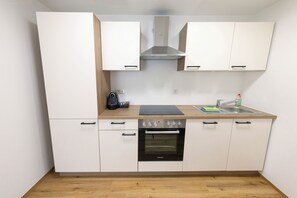 Frigorifero, forno, piano cottura, lavastoviglie