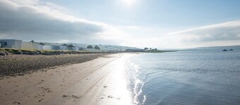 Waves & Woods Cozy 2-bedroom chalet in enjoyable Kidwelly with WiFi