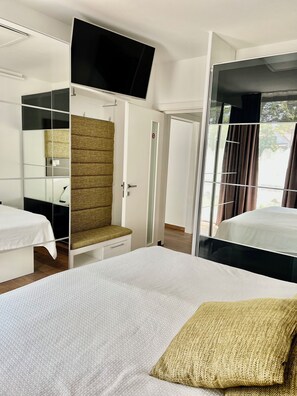 1 dormitorio, tabla de planchar con plancha, wifi y ropa de cama