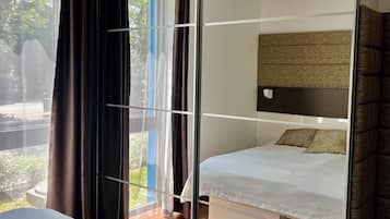 1 dormitorio, tabla de planchar con plancha, wifi y ropa de cama