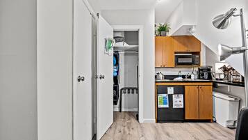 Mikrovågsugn, spishäll, kaffe- och tebryggare och brödrost