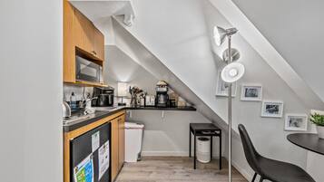 Micro-ondas, cooktop, cafeteira/chaleira, torradeira