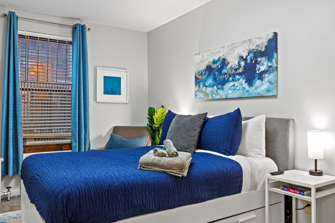 Escritorio, tabla de planchar con plancha, cuna de viaje y wifi 