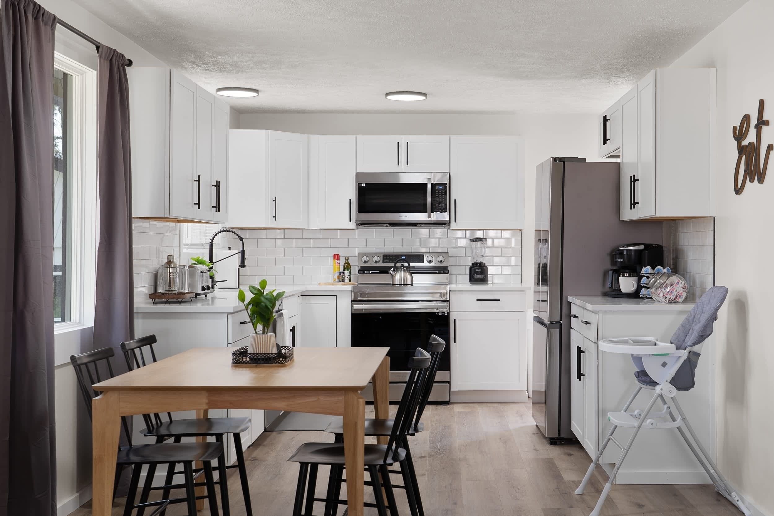 Kjøleskap, mikrobølgeovn, ovn og kokeplater