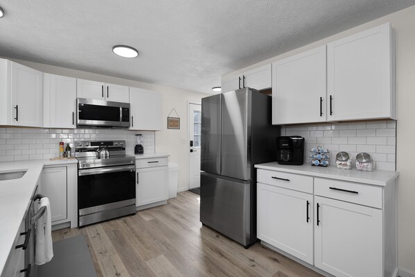 Een koelkast, een microgolfoven, een oven, een kookplaat