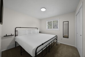5 bedrooms, desk, travel cot, WiFi