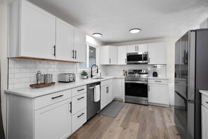 Kjøleskap, mikrobølgeovn, ovn og kokeplater