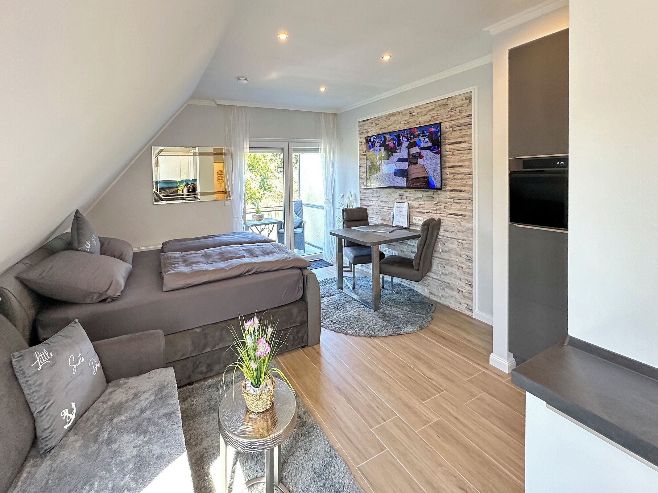 Eine moderne Loft-Wohnung mit Schlafgalerie, Essbereich, Küche und Wohnbereich.