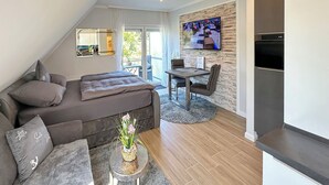 Eine moderne Loft-Wohnung mit Schlafgalerie, Essbereich, Küche und Wohnbereich.