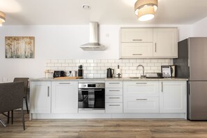 Kjøleskap, mikrobølgeovn, ovn og kokeplater