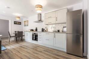 冷蔵庫、電子レンジ、オーブン、コンロ