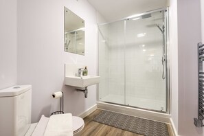 Dusche, Haartrockner, Handtücher
