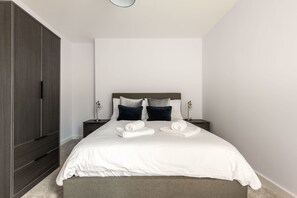 2 soverom, skrivebord, strykejern/-brett og wi-fi