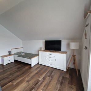 2 Schlafzimmer, Schreibtisch, Bügeleisen/Bügelbrett, Reisekinderbett