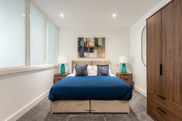 مكتب ومكواة/لوح كي وواي فاي وملاءات أسرّة