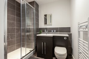 Dusche, Haartrockner, Handtücher, Shampoo