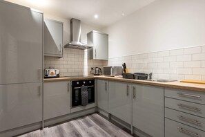 Fridge, microwave, oven, stovetop - Modern and Spacious Central Rotherham Studio (Rotherham)