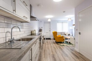 Fridge, microwave, oven, stovetop - Modern 1 Bedroom York Apartment (York)