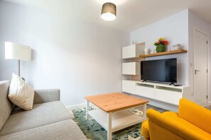 TV, offices - Modern 1 Bedroom York Apartment (York)