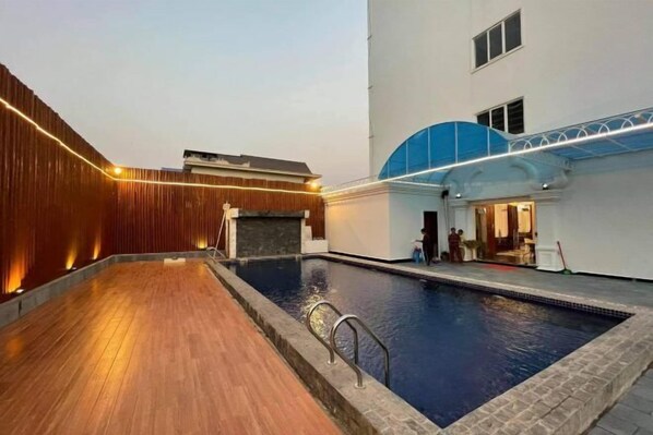 Outdoor pool - Phat Power Hotel (Sihanoukville)