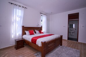 6 bedrooms, desk, iron/ironing board, WiFi