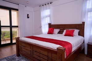6 slaapkamers, een bureau, een strijkplank/strijkijzer, wifi